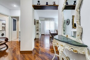 Interior - L&L - Central charming 2-Bdr! (Roma)