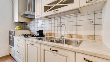 KĂŒhlschrank, Mikrowelle, Ofen, Herdplatte