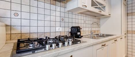 Jääkaappi, mikroaaltouuni, uuni, liesi