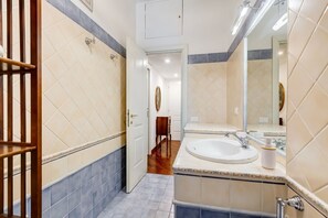 Hair dryer, bidet, towels, shampoo - L&L - Central charming 2-Bdr! (Roma)