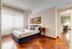 2 bedrooms, desk, iron/ironing board, travel crib - L&L - Central charming 2-Bdr! (Roma)