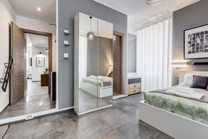 4 bedrooms, desk, iron/ironing board, travel crib - BDC - Majestic 4-Bdr (Roma)