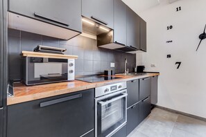 Køleskab, mikrobølgeovn, ovn, kogeplade