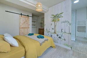 4 bedrooms, iron/ironing board, WiFi, bed sheets