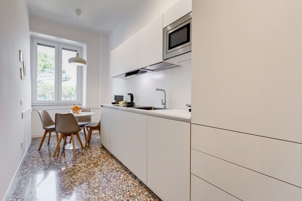 Køleskab, mikrobølgeovn, ovn, kogeplade