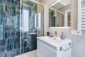 Shower, hair dryer, bidet, towels - BDC - The Olympic One (Roma)