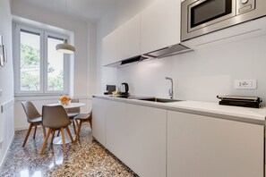 Réfrigérateur, four à micro-ondes, un four, surface de cuisson