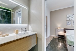 Douche, séchoir à cheveux, bidet, serviettes fournies