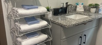 Spacious 4-bedroom house in amazing Jacksonville with WiFi, AC