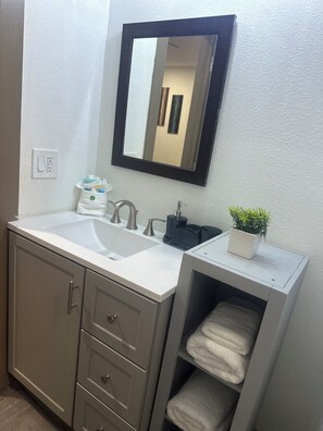 Secadora de cabello, toallas, jabón, papel de baño 