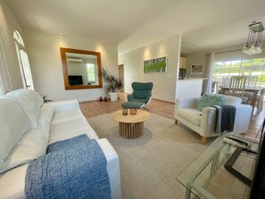 32-英寸纯平电视（配备有线频道）