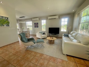32-inch flat-screen TV with cable channels - Tierra del Sol Beach Home (Noord)