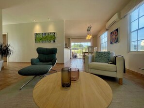 32-英寸纯平电视（配备有线频道）