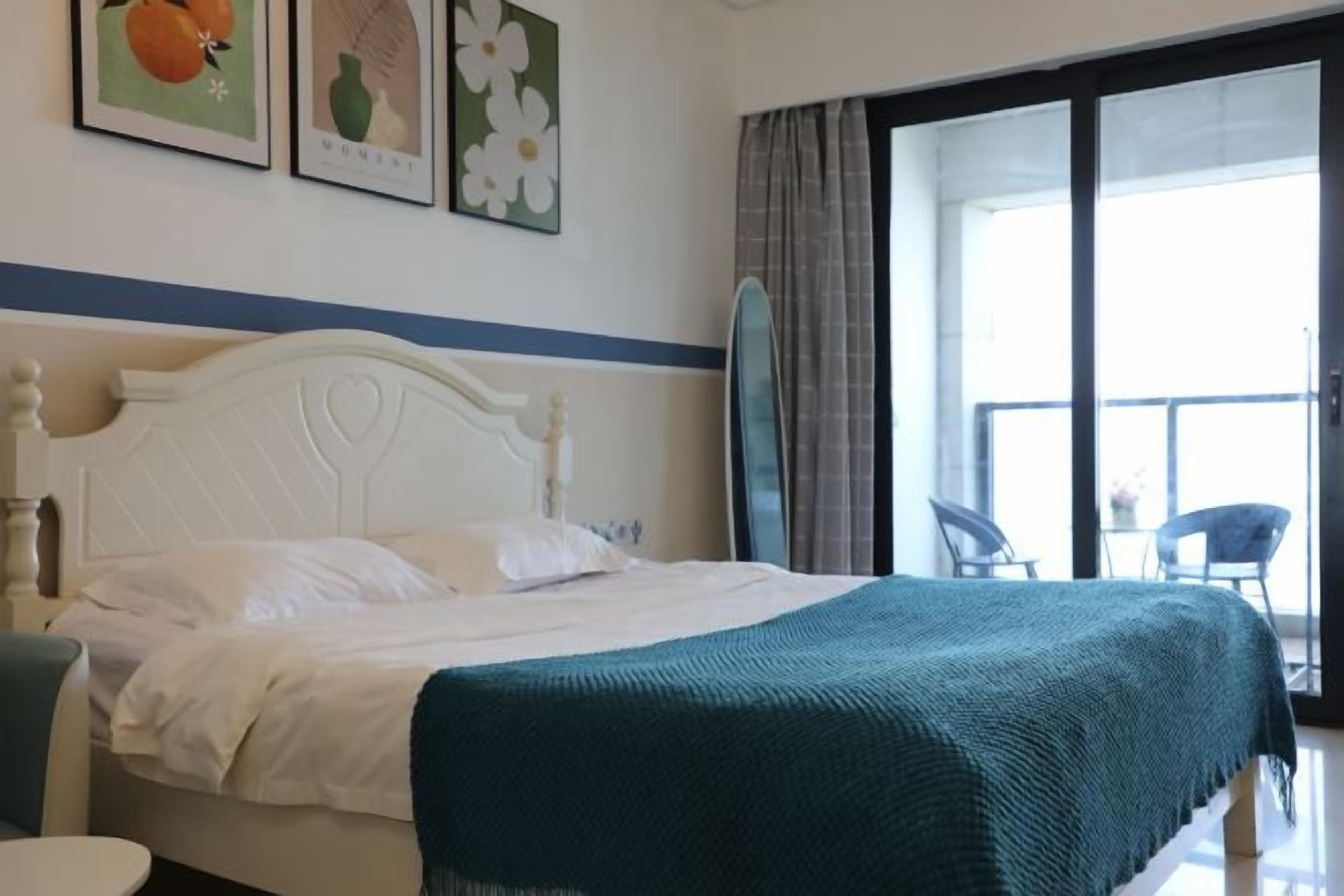 Une chambre d’hôtel avec un lit, une fenêtre et une vue sur l’extérieur.