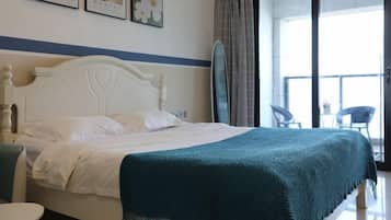 Une chambre d’hôtel avec un lit, une fenêtre et une vue sur l’extérieur.