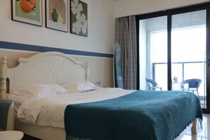 A hotel room with a bed, a window, and a view of the outside. - Q+ · Beihai Beibu Bay No.1 Yijia Online Serviced Apartment (Beihai)