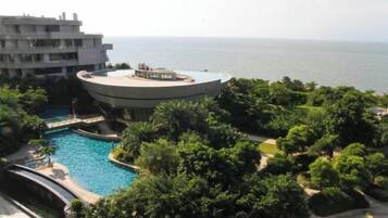 Hồ bơi ngoài trời