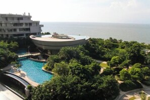 Outdoor pool - Q+ · Beihai Beibu Bay No.1 Yijia Online Serviced Apartment (Beihai)