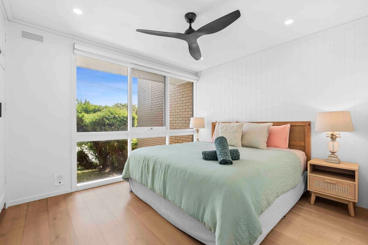 3 habitaciones, escritorio y tabla de planchar con plancha 