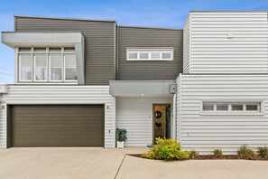 Exterior - Kismet- Family fav, 12pm check out, Parking, Walk to the beach (Ocean Grove)