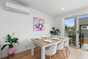 Dining - Kismet- Family fav, 12pm check out, Parking, Walk to the beach (Ocean Grove)