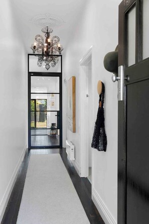 المنشأة من الداخل