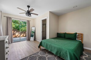 2 slaapkamers, een bureau, een strijkplank/strijkijzer, gratis wifi