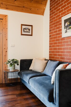 スマートテレビ、暖炉、書庫