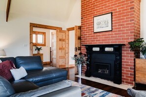 スマートテレビ、暖炉、書庫