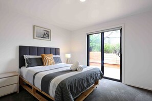 5 Schlafzimmer, Schreibtisch, Bügeleisen/Bügelbrett, WLAN