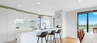 Ocean Escape- 5 Bedroom, 3 bath- Sleeps 11, beach