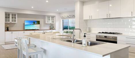 Jääkaappi, mikroaaltouuni, uuni, liesi