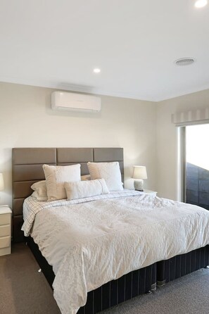 4 bedrooms, desk, free WiFi, bed sheets