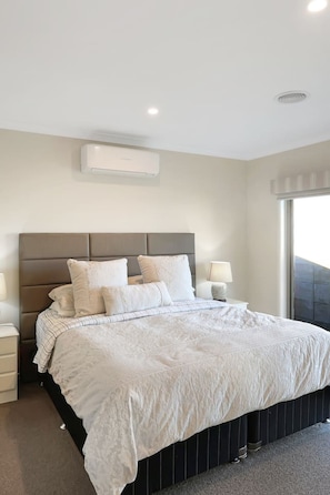 4 bedrooms, desk, free WiFi, bed sheets