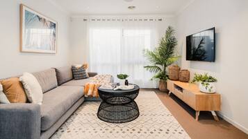 Een smart-tv en een kantoor