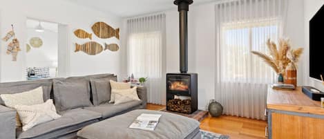 Smart TV, fireplace