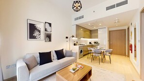 Smart TV - Azizi Riviera 18 - Neat One Bedroom in Meydan (Meydan)