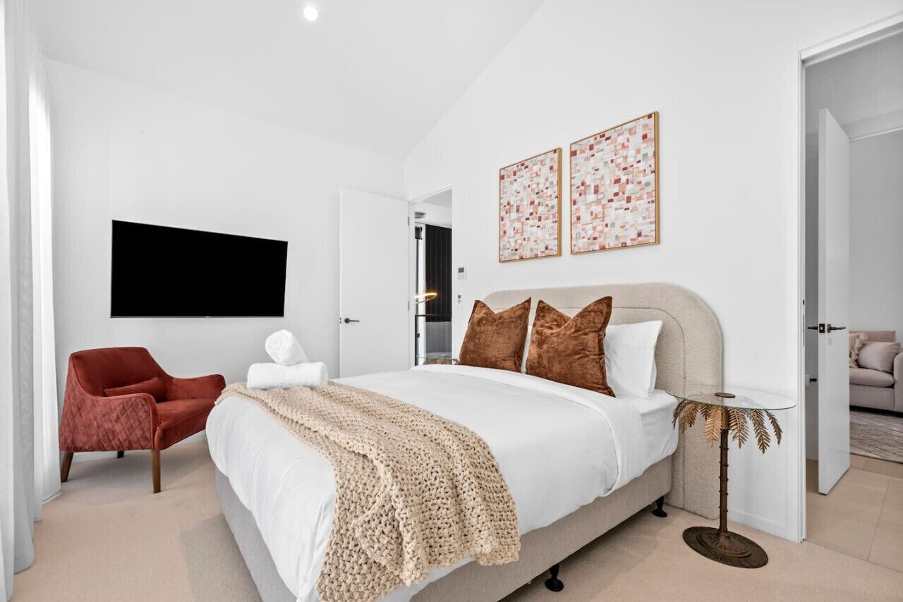 2 bedrooms, desk, iron/ironing board, travel cot