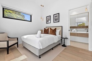 2 Schlafzimmer, Schreibtisch, Bügeleisen/Bügelbrett, Reisekinderbett