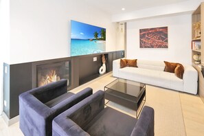 スマートテレビ、暖炉、書庫、書斎 / ワークスペース