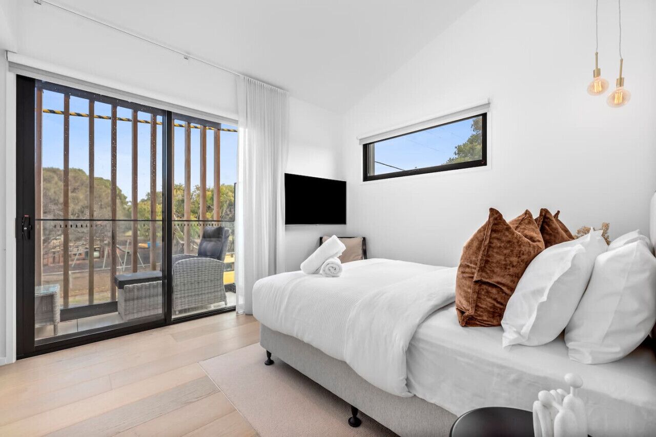 2 bedrooms, desk, iron/ironing board, travel crib