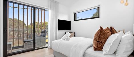 2 عدّة غرف نوم ومكتب ومكواة/لوح كي وسرير سفر