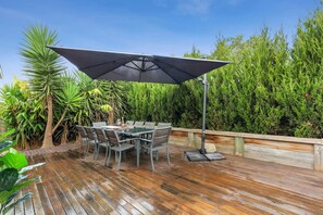 Outdoor dining - Ashwood Beach House, Sleeps 6, Pet friendly, Aircon, WIFI (Ocean Grove)