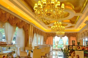 A luxurious hotel lobby with ornate chandeliers, elegant seating, and a coffee bar. - Vienna Hotel (Guangzhou Panyu Chimelong Dashi Jiangjing Garden Branch) (Guangzhou)
