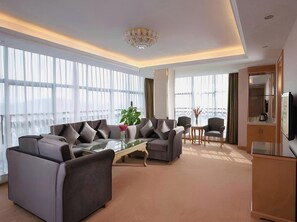 A modern living room with a sofa set, a coffee table, and a TV stand. - Vienna Hotel (Guangzhou Panyu Chimelong Dashi Jiangjing Garden Branch) (Guangzhou)