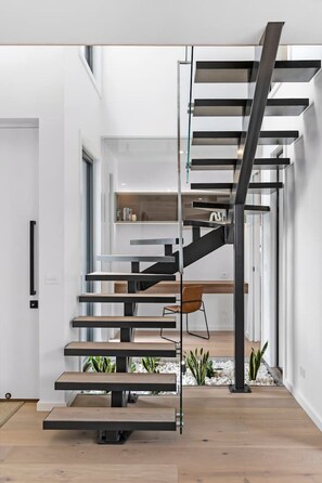 المنشأة من الداخل