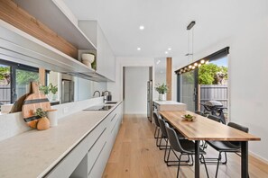 Keittoastiat/astiat/ruokailuvälineet, ruokailupöytä