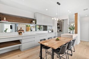 Cookware/dishes/utensils, dining tables