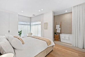 3 bedrooms, desk, WiFi, bed sheets