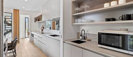 Kjøkkenutstyr og spisebord